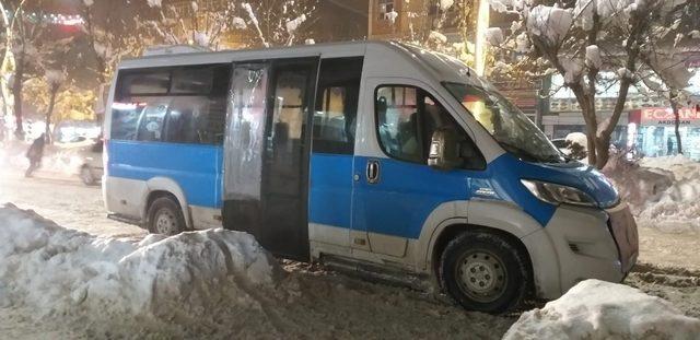 Servis minibüsünün camını kırarak 300 TL çaldılar