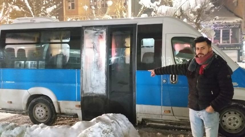 Servis minibüsünün camını kırarak 300 TL çaldılar