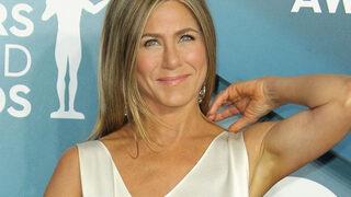 Jennifer Aniston sütyensiz beyaz elbisesiyle kırmızı halıyı salladı