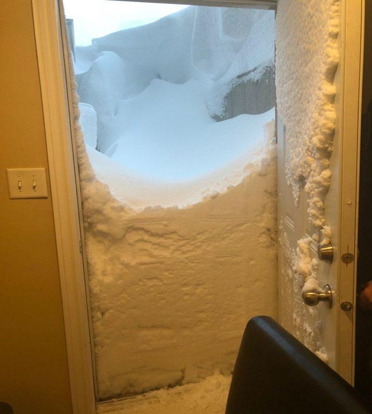 Kar kalınlığı 2 metreyi aştı, kapılar açılmıyor! G2