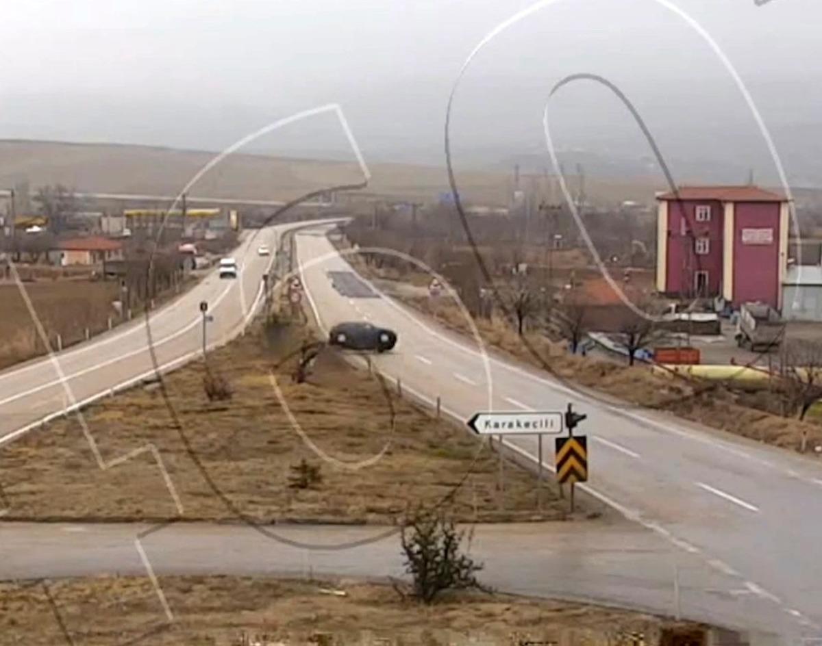 Boş yolda giden otomobil kontrolden &ccedil;ıkıp taklalar attı