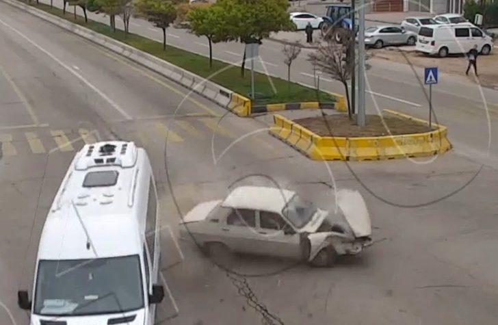 Boş yolda giden otomobil kontrolden çıkıp taklalar attı G2