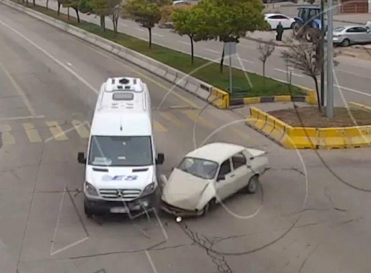 Boş yolda giden otomobil kontrolden çıkıp taklalar attı G4