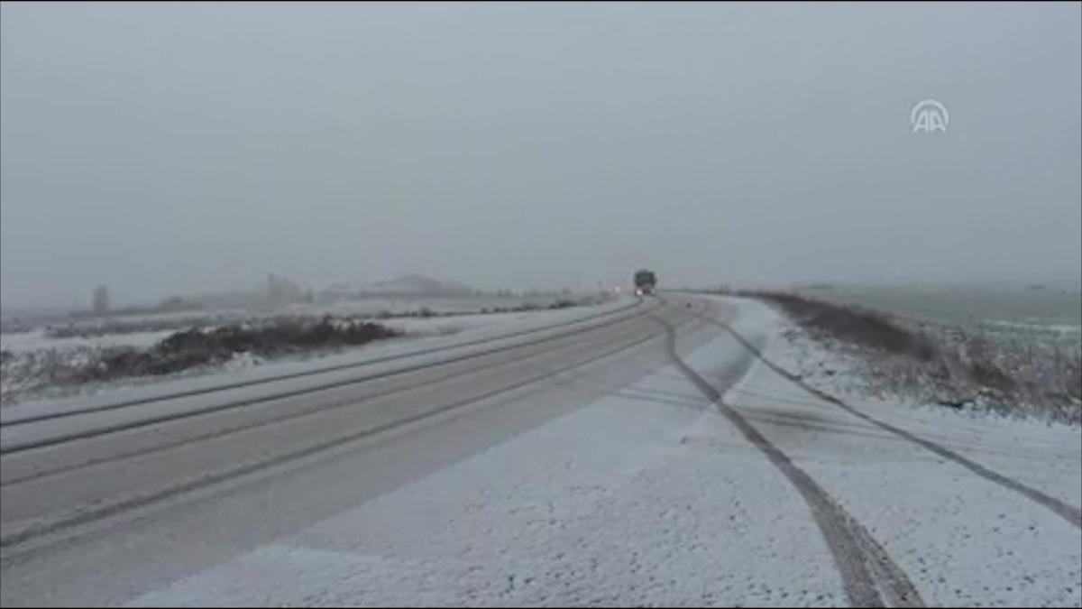 İstanbul Silivri'de kar s&uuml;rprizi! Yollar beyaza b&uuml;r&uuml;nd&uuml;