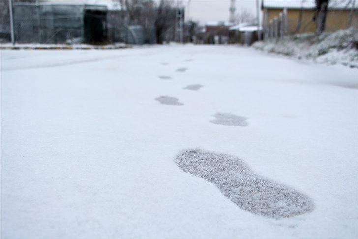 İstanbul Silivri'de kar sürprizi! Yollar beyaza büründü G5