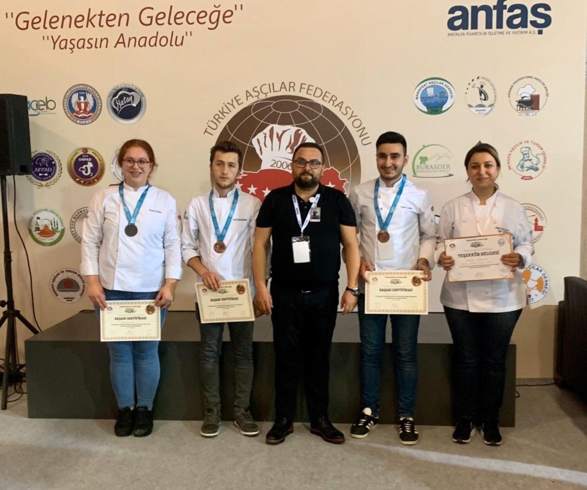 KB&Uuml; aş&ccedil;ılık &ouml;ğrencilerinden Antalya&rsquo;da g&uuml;m&uuml;ş ve bronz madalya