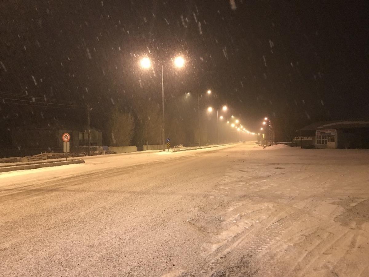 Iğdır-Doğubayazıt karayolunda yoğun kar yağışı