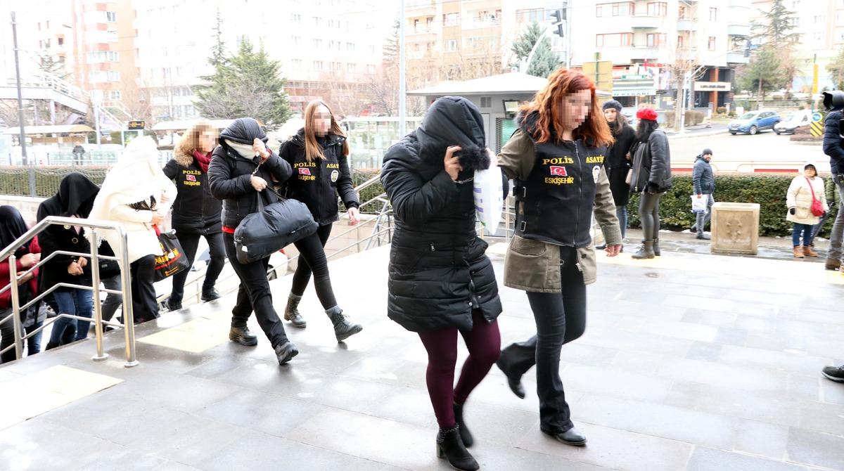 Eskişehir'deki fuhuş operasyonu! Masaj salonlarına baskın d&uuml;zenlendi