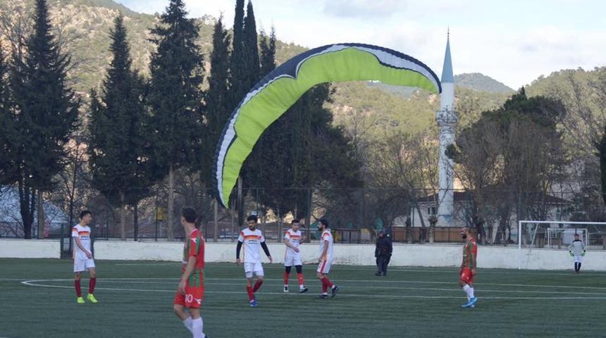 Sahaya inen yamaç paraşütçüsüne hakem kırmızı kart gösterdi