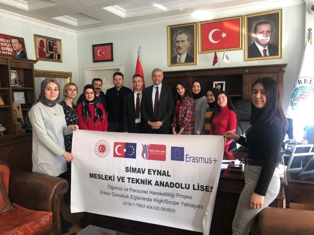 Simavlı gen&ccedil;ler Prag yolcusu