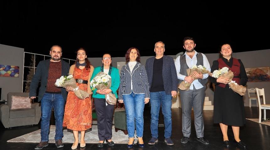 Başkan Zolan&rsquo;dan &lsquo;Ge&ccedil; Kalanlar&rsquo; isimli tiyatro oyununa tam not