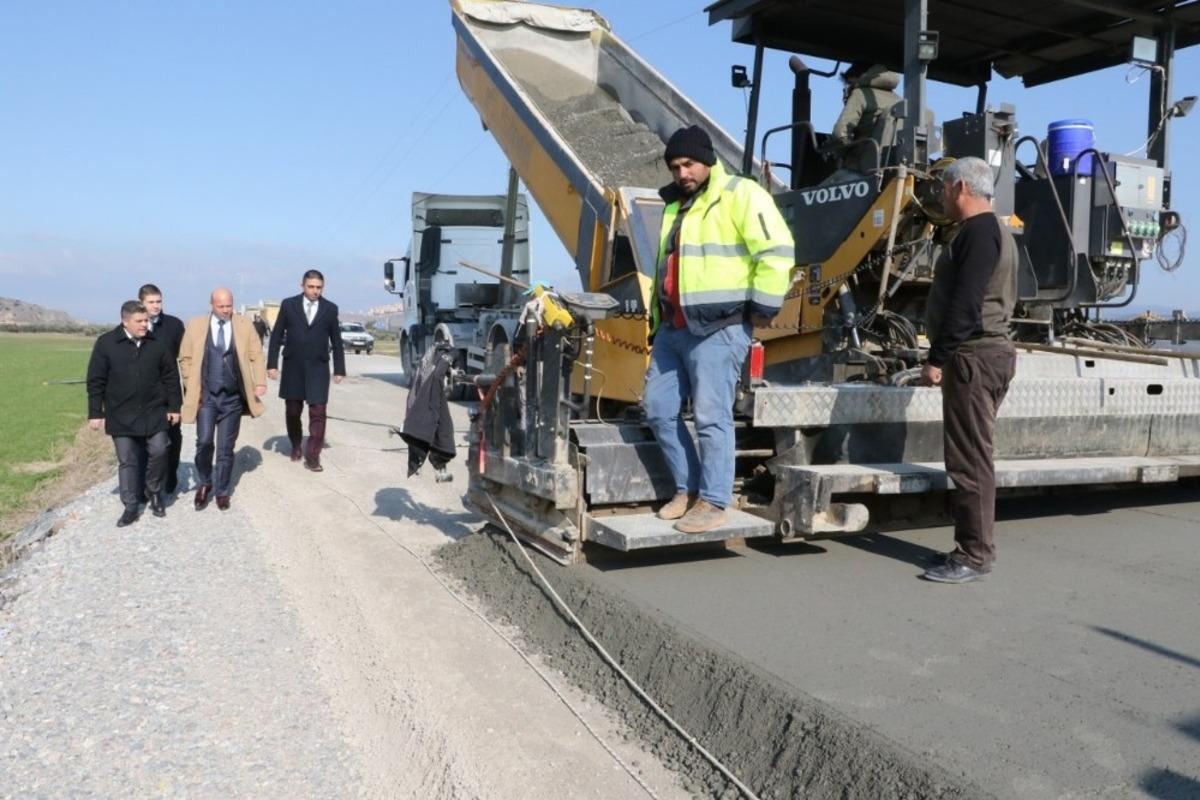 Manisa&rsquo;da kışa rağmen yol yapım &ccedil;alışmalarına devam ediyor