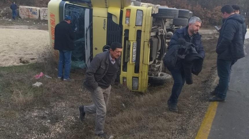 Seyir halindeki kamyon devrildi; s&uuml;r&uuml;c&uuml; yaralandı