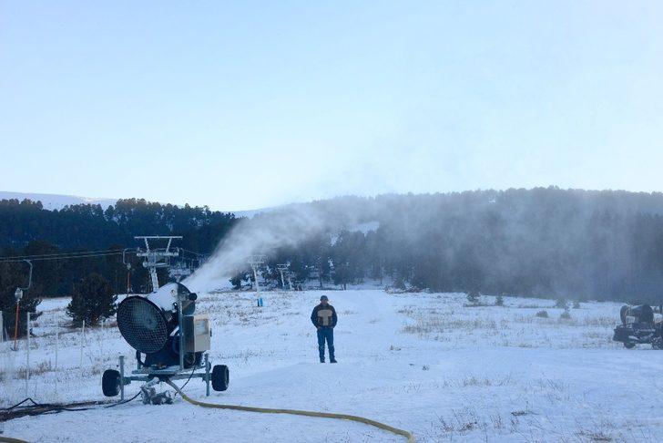 Uğurludağ’a kar yağmayınca ’suni kar’ yağdırdılar G1