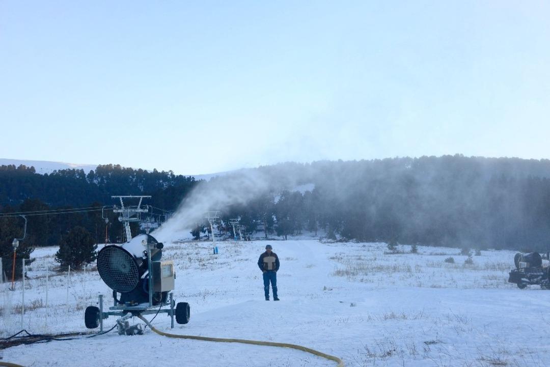 Uğurludağ&rsquo;a kar yağmayınca &rsquo;suni kar&rsquo; yağdırdılar