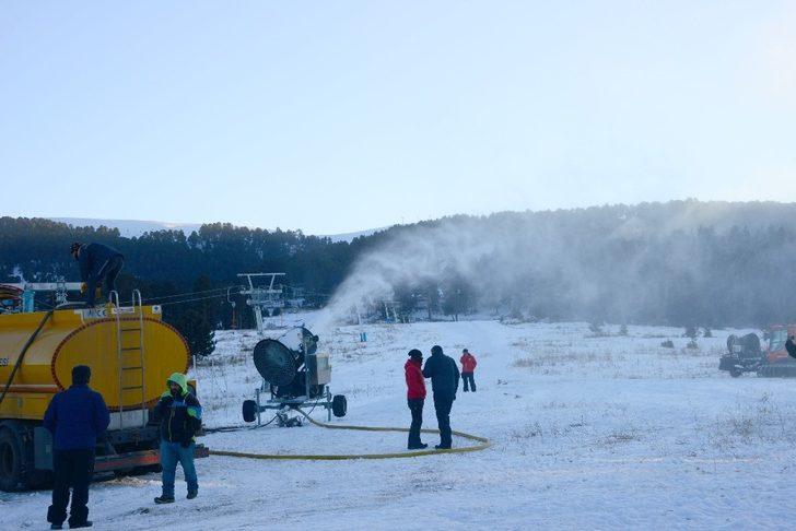 Uğurludağ’a kar yağmayınca ’suni kar’ yağdırdılar G3