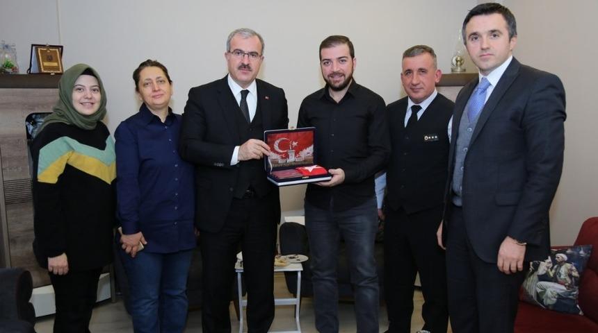 Gazi Bayram İşcan&rsquo;ı evinde ziyaret etti