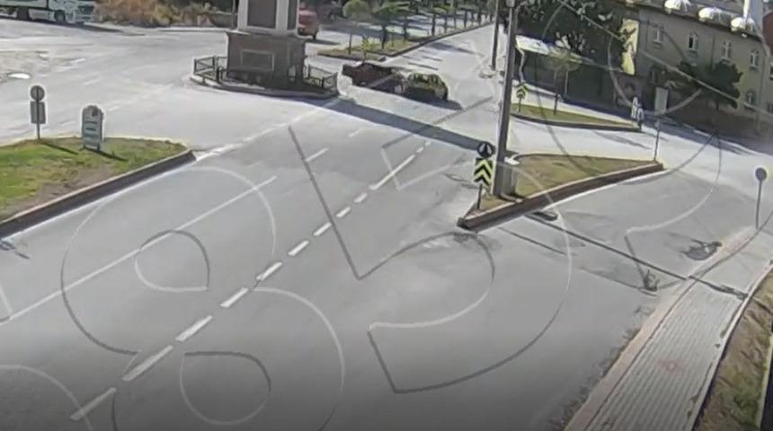 K&uuml;tahya&rsquo;da 2 otomobilin &ccedil;arpıştığı trafik kazası kamerada