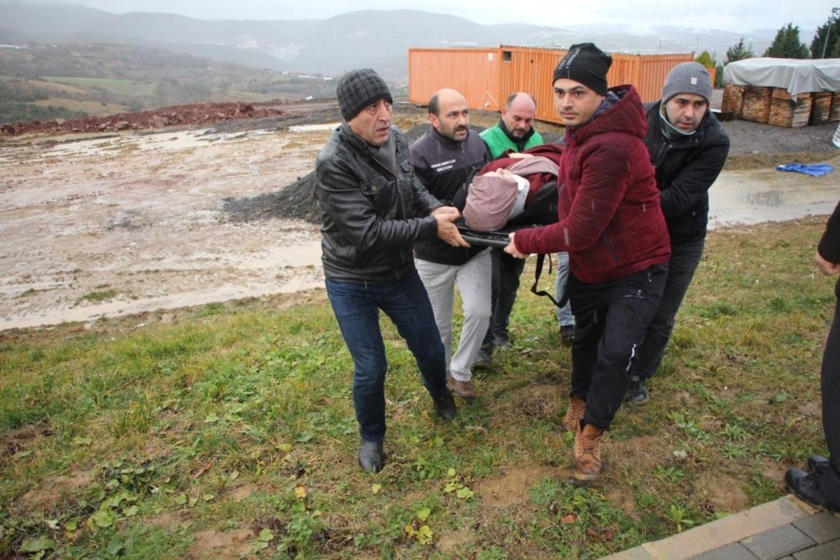 İzmit&rsquo;te kontrolden &ccedil;ıkan otomobil şarampole devrildi: 1 yaralı