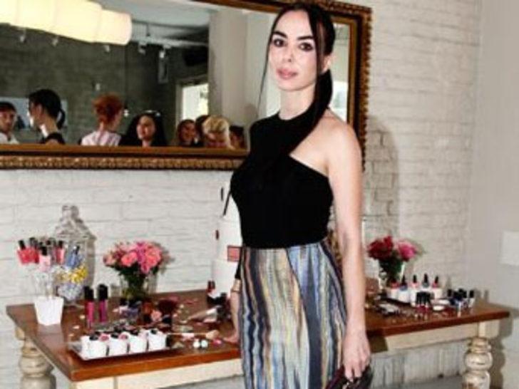 Onun dekolte pozları da ortada G4