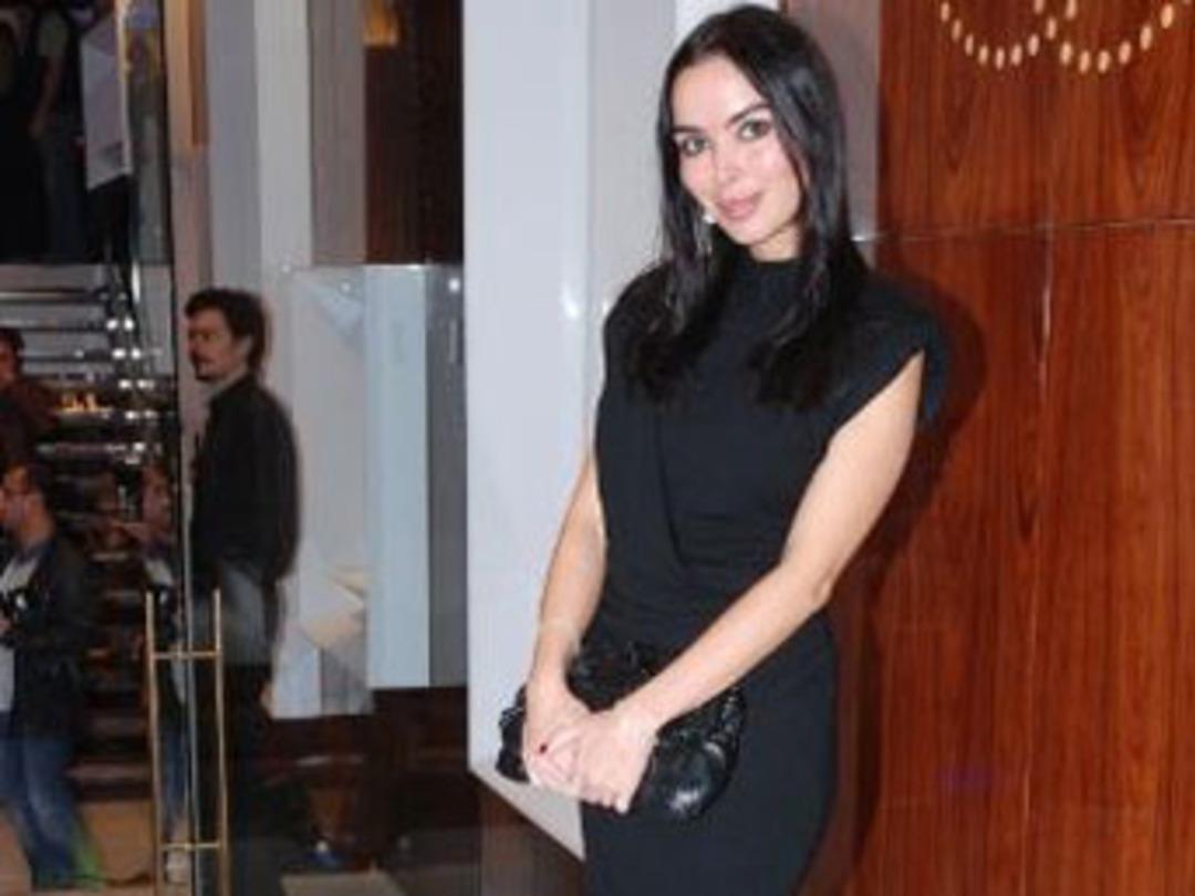 Onun dekolte pozları da ortada