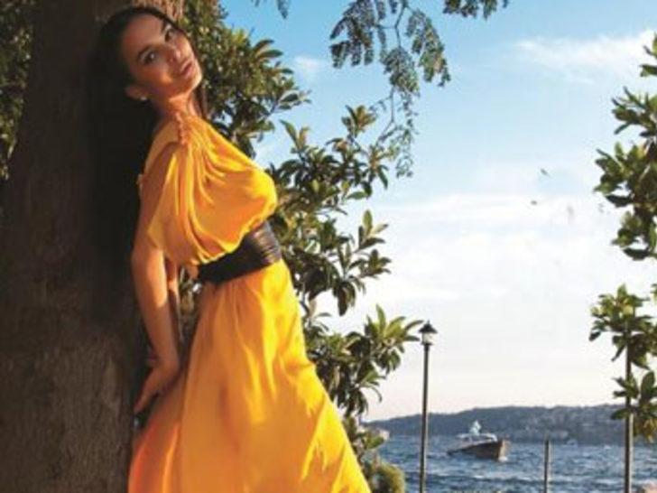 Onun dekolte pozları da ortada G2