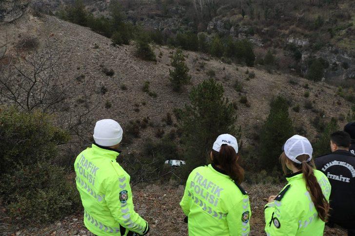 Otomobille 100 metreden kanyona uçtu G1