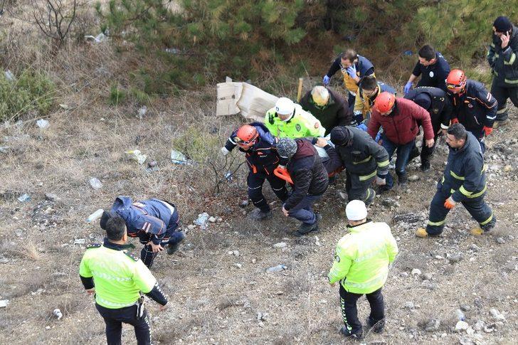 Otomobille 100 metreden kanyona uçtu G2