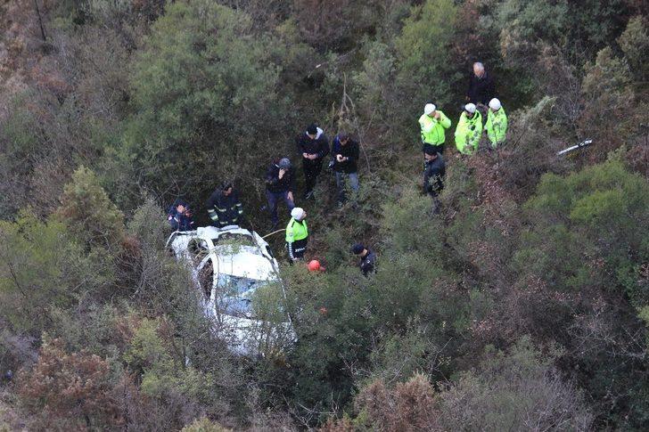 Otomobille 100 metreden kanyona uçtu G3