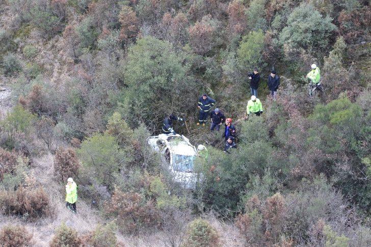 Otomobille 100 metreden kanyona uçtu G4