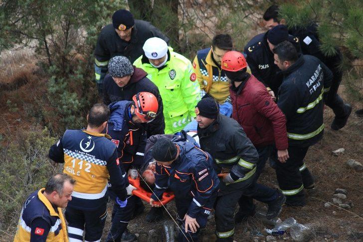 Otomobille 100 metreden kanyona uçtu G5