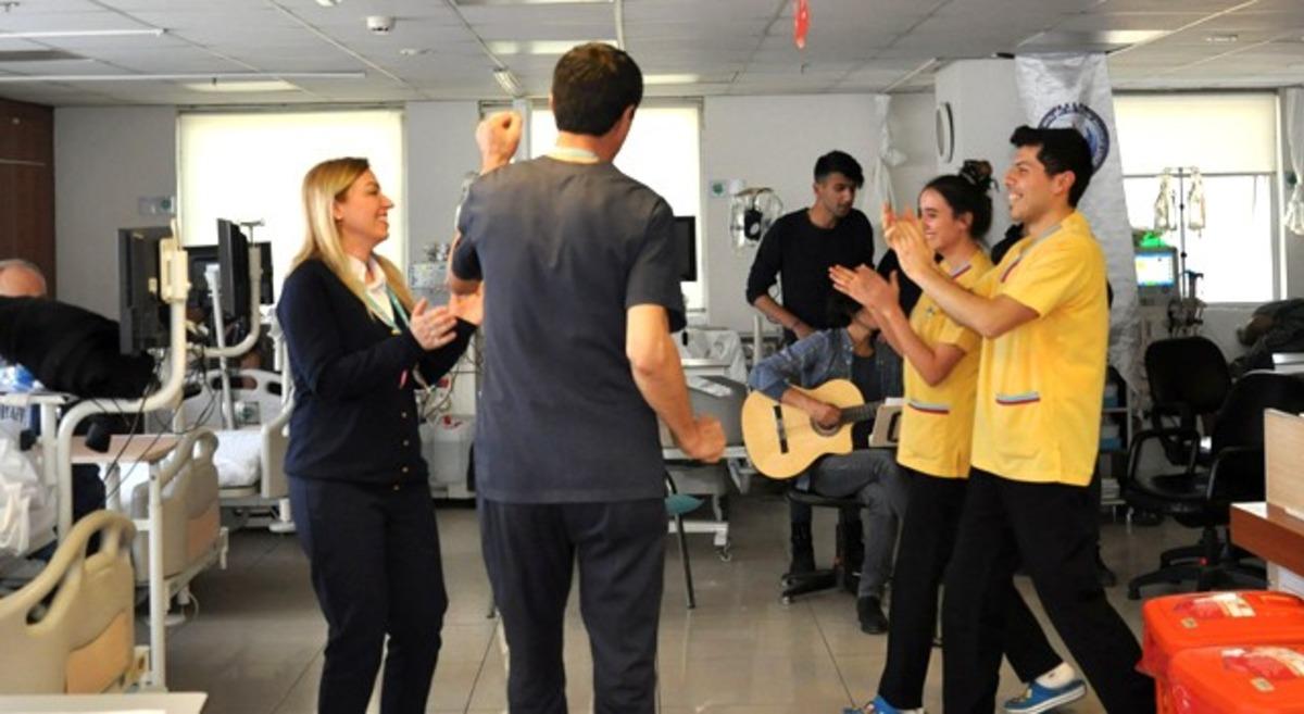 Diyaliz hastalarına m&uuml;zikle moral verdiler