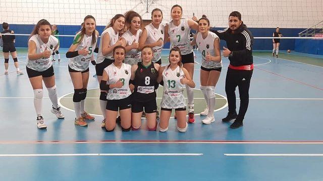 Bayan Voleybol takımı rakip tanımıyor