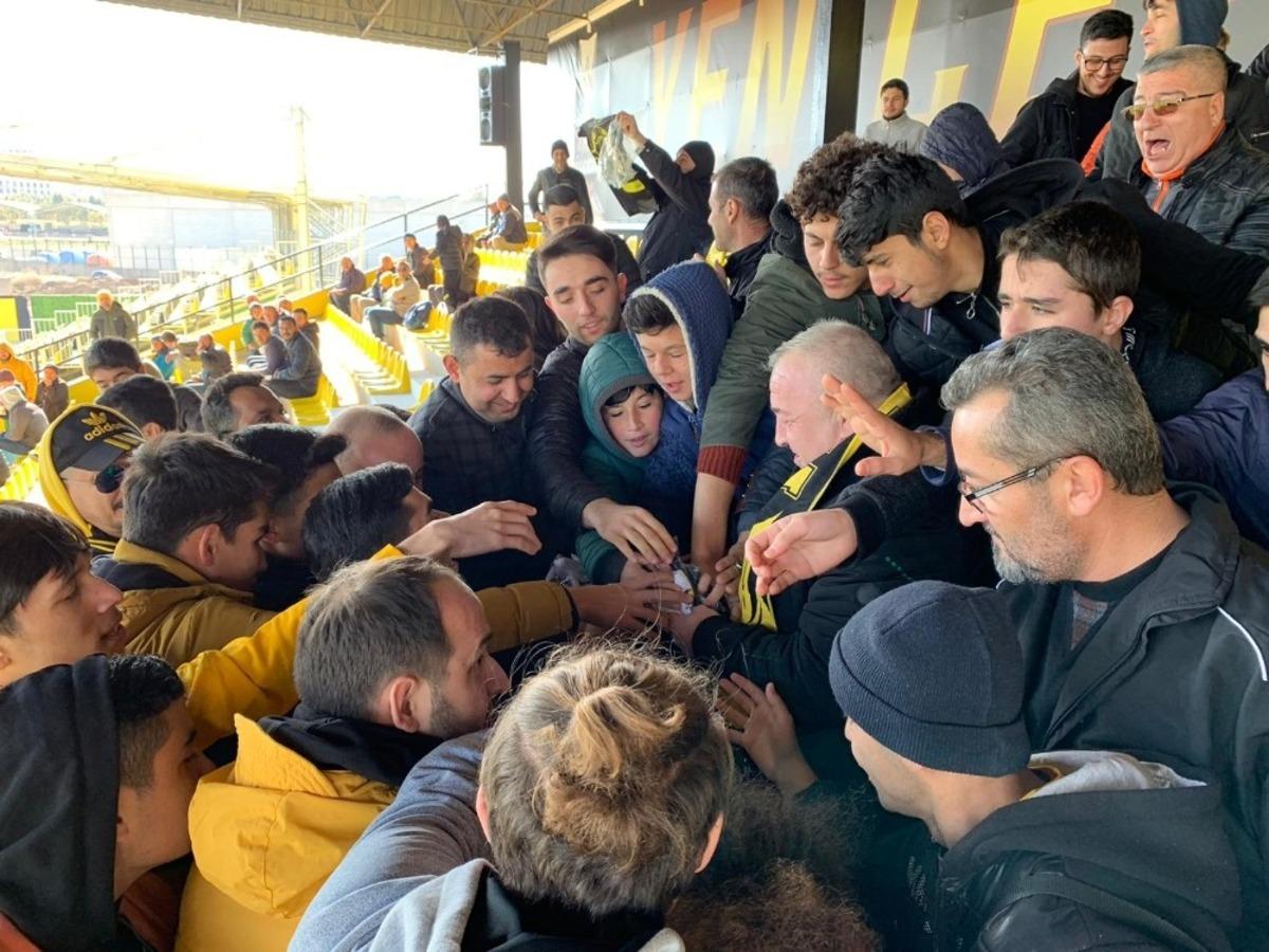 Aliağa&rsquo;da taraftarlara &uuml;cretsiz forma
