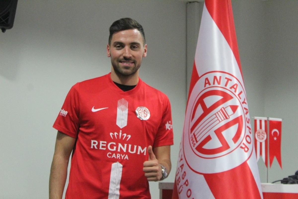 Antalyaspor&rsquo;da Sinan G&uuml;m&uuml;ş resmi s&ouml;zleşmeyi imzaladı
