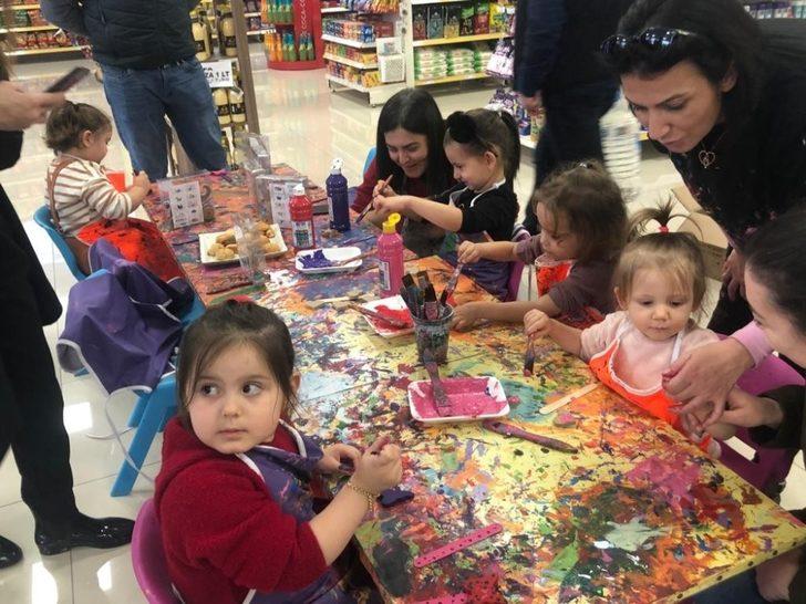 Aileler alışverişte çocuklar boyama etkinliğinde G1