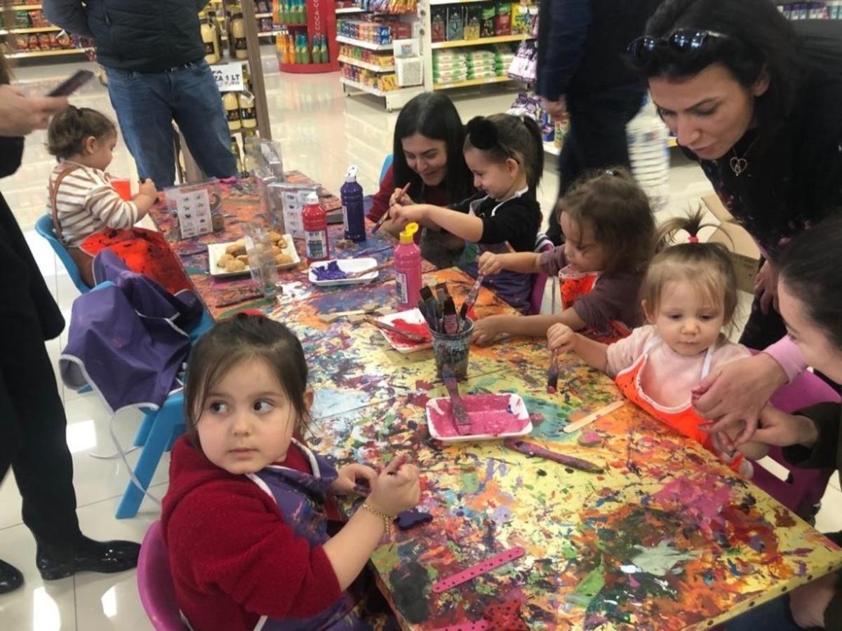 Aileler alışverişte &ccedil;ocuklar boyama etkinliğinde