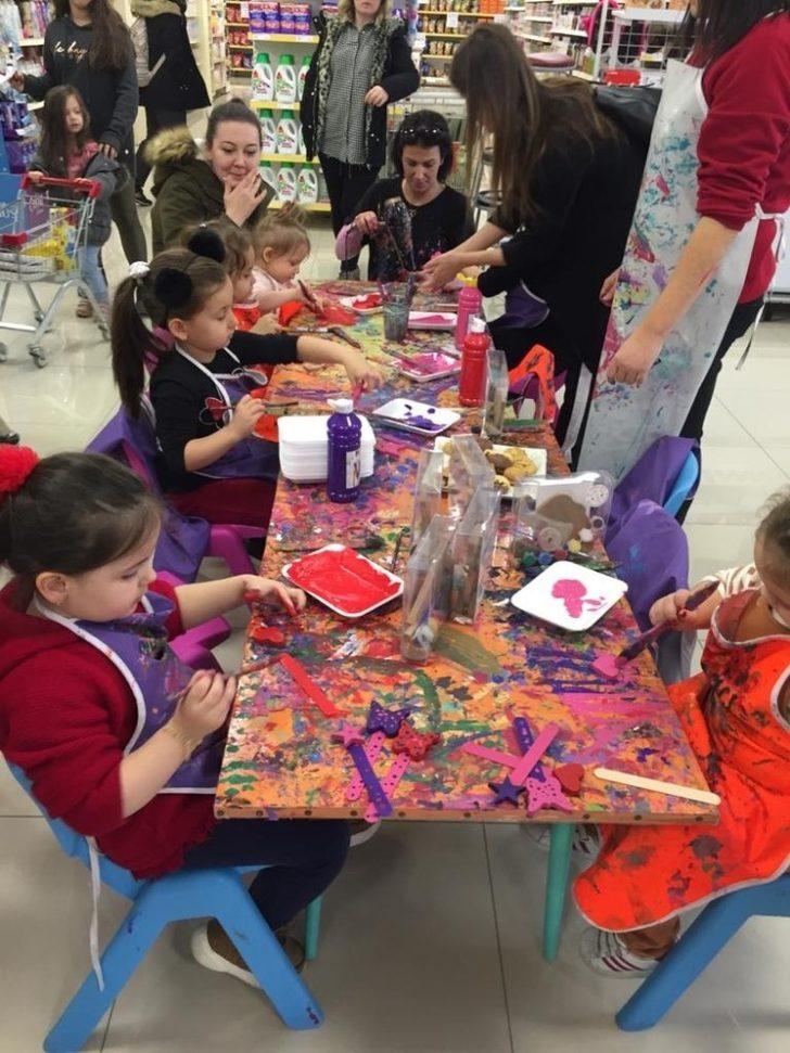 Aileler alışverişte çocuklar boyama etkinliğinde G3