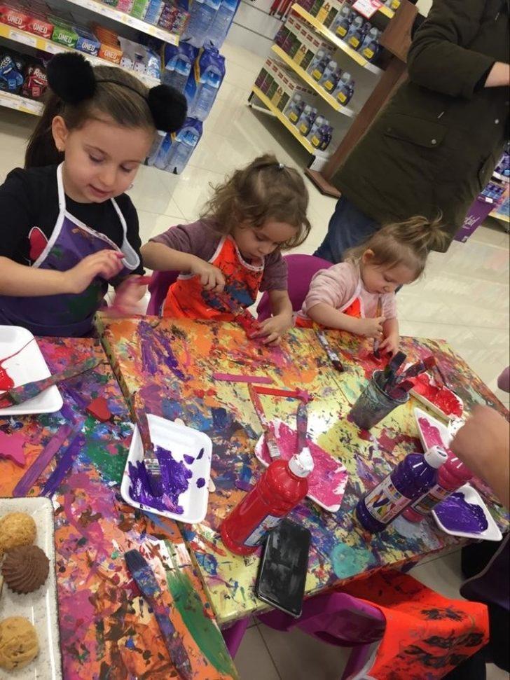 Aileler alışverişte çocuklar boyama etkinliğinde G4