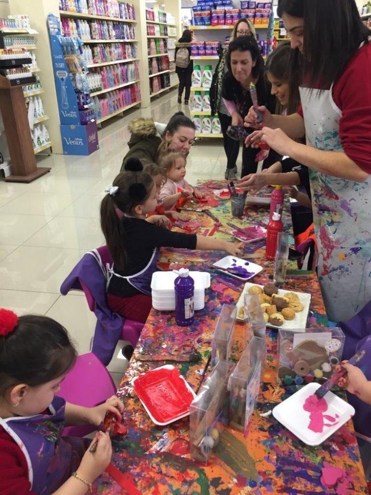 Aileler alışverişte çocuklar boyama etkinliğinde G5