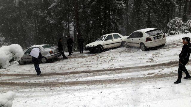 Tatilciler, araçlarında kar lastiği olmadığı için mahsur kalmışlar