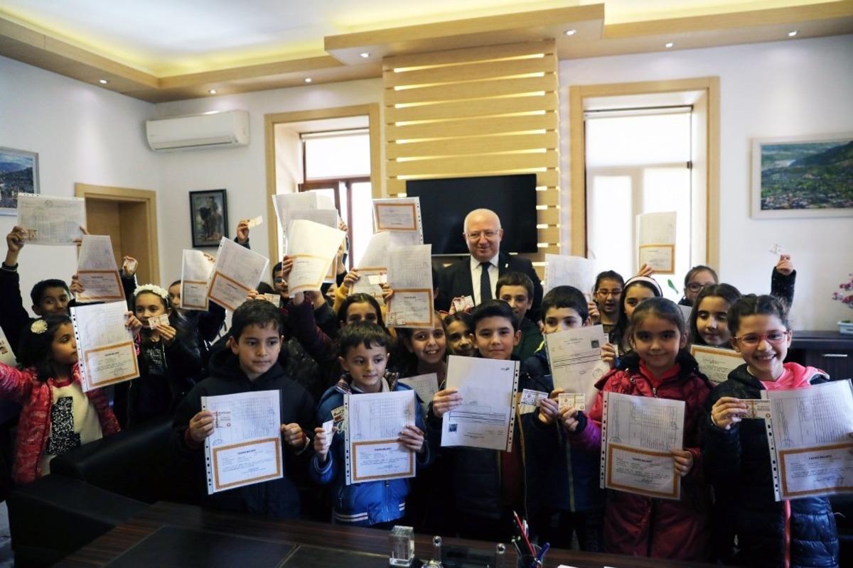 Başkan G&uuml;m&uuml;ş&rsquo;ten karne hediyesi lunapark bileti