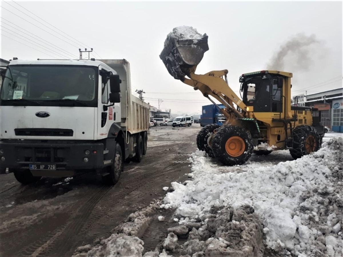 Tonlarca kar kamyonlarla taşındı