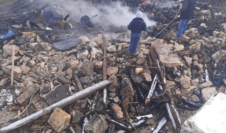 Ordu’da ahşap ev alevlere teslim oldu G3