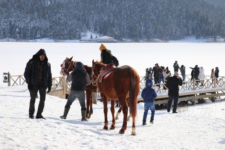 Abant Tabiat Parkı tatilcilerin uğrak noktası oldu G4