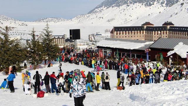 Davraz Kayak Merkezi'ne ziyaretçi akını