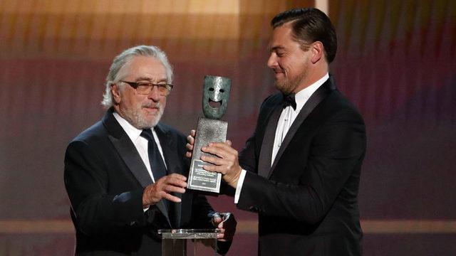Robert De Niro ödülü Leonardo di Caprio'dan aldı