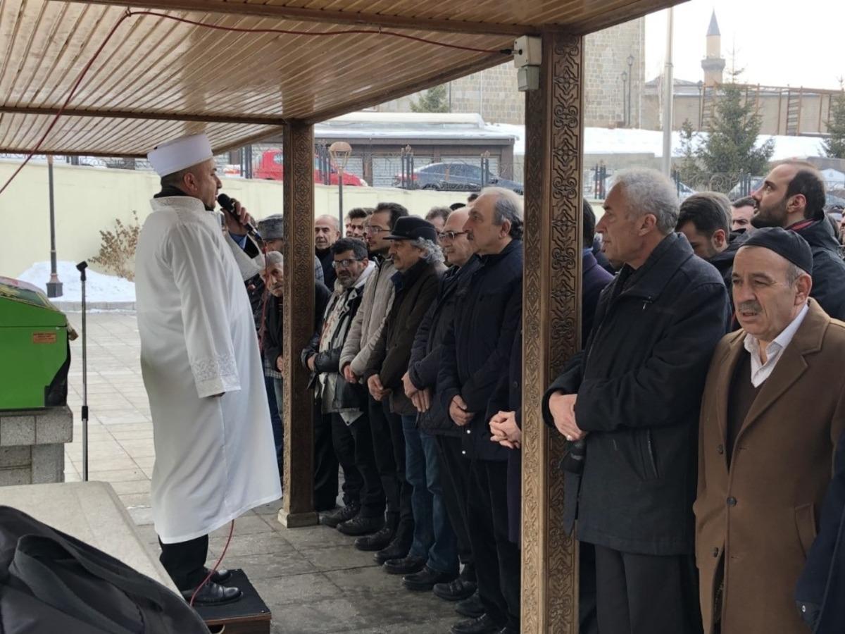 Saliha &Ouml;zden son yolculuğuna uğurlandı