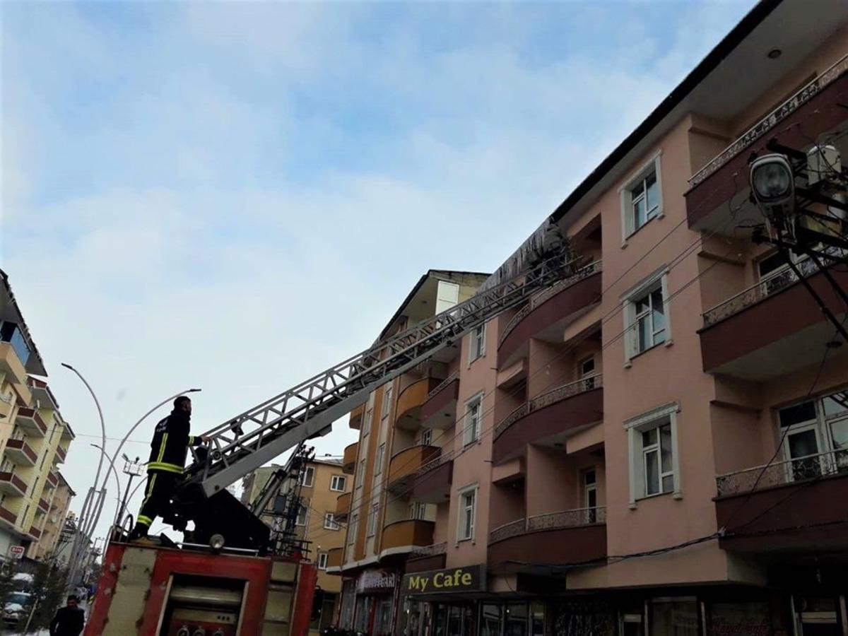 &Ccedil;atılardaki buz sarkıtları temizleniyor