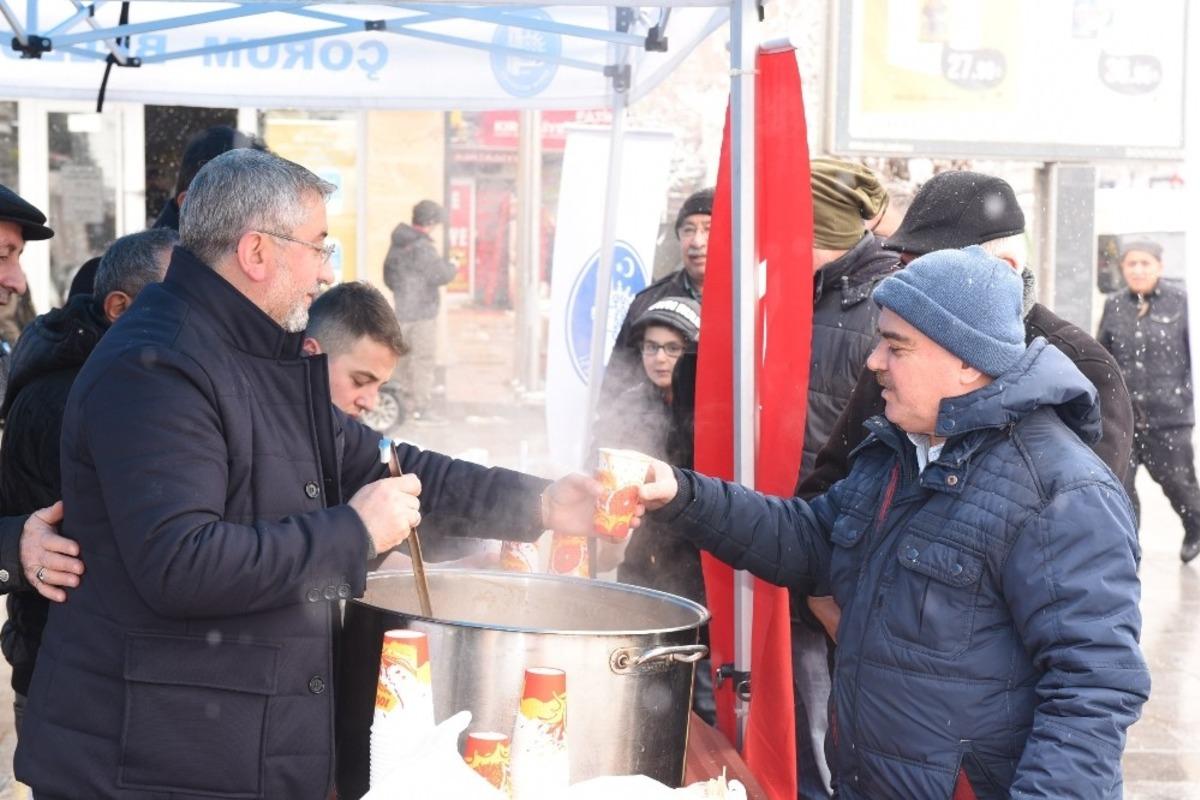 &Ccedil;orum Belediyesi&rsquo;nden sıcak &ccedil;orba ikramı